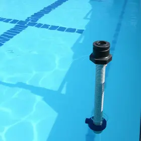 Ele esvaziou sua piscina completamente antes do inverno, mas na manhã seguinte seu tanque não estava mais no mesmo nível que seu terraço